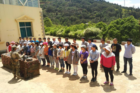 丛林作战你我齐心协力，团队协作方显和谐本色