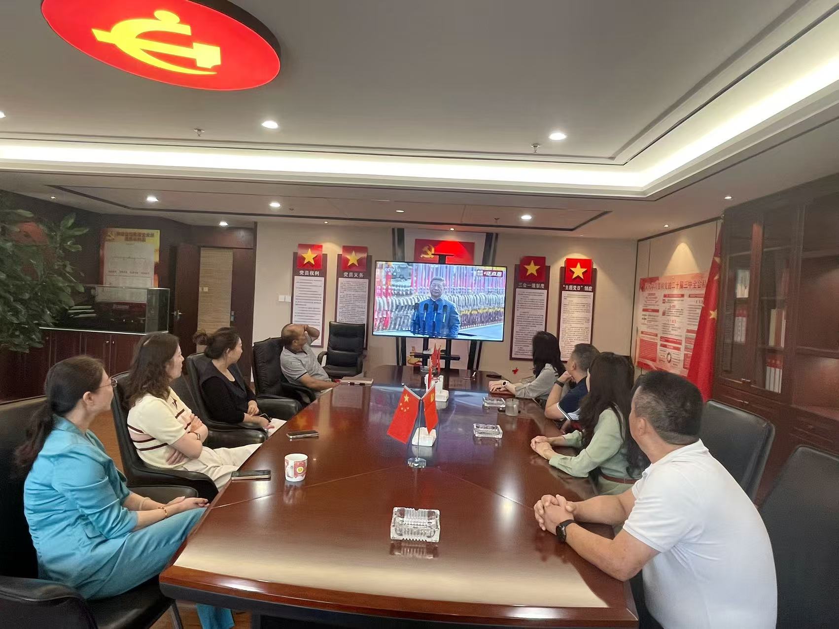 和谐小贷组织员工观看纪念抗战胜利80周年大会及阅兵式盛况