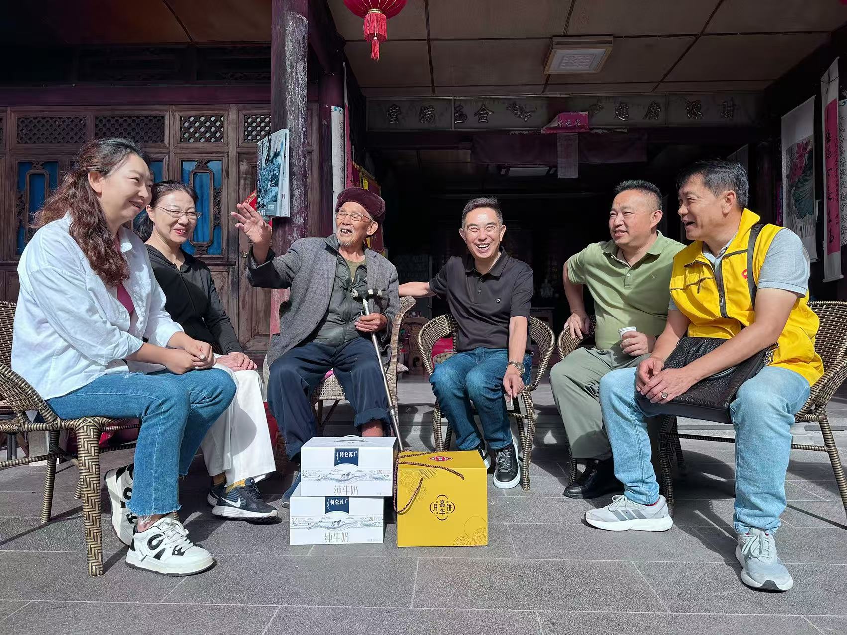 和谐小贷组织开展 2025年慰问老兵公益活动